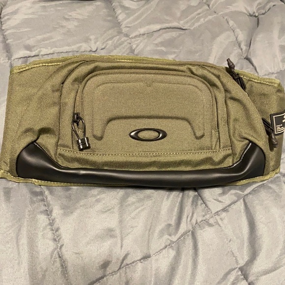 Oakley Other - *NWT* Oakley Icon Belt Bag One-Arm Body Sling Bag